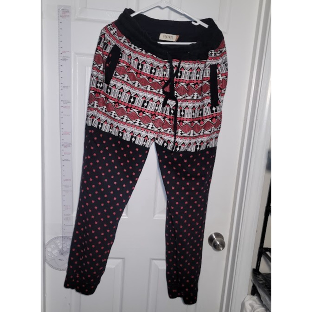 Decibel Men's XL Black Red White Joggers quality weed design